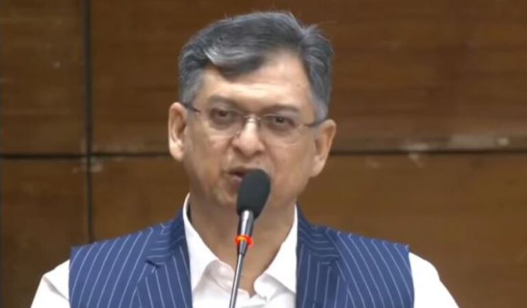 আমরা এখন দ্বৈত সংবিধানের মধ্য যেতে পারি না: সালাহউদ্দিন আহমেদ