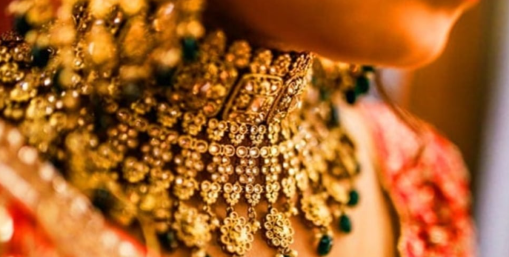 স্বর্ণের দামে রেকর্ড, ভরি ছাড়াল ২ লাখ টাকা, দাম বাড়ে কেন?