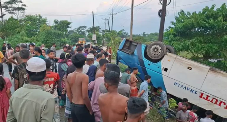 টাঙ্গুয়ার হাওরে ঘুরতে এসে বাস খাদে, মা–মেয়ের মৃত্যু