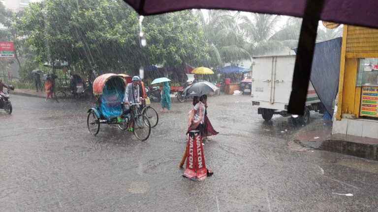 আবহাওয়ার সতর্কবার্তা: তিন দিন সারাদেশে অতিভারী বৃষ্টির আভাস