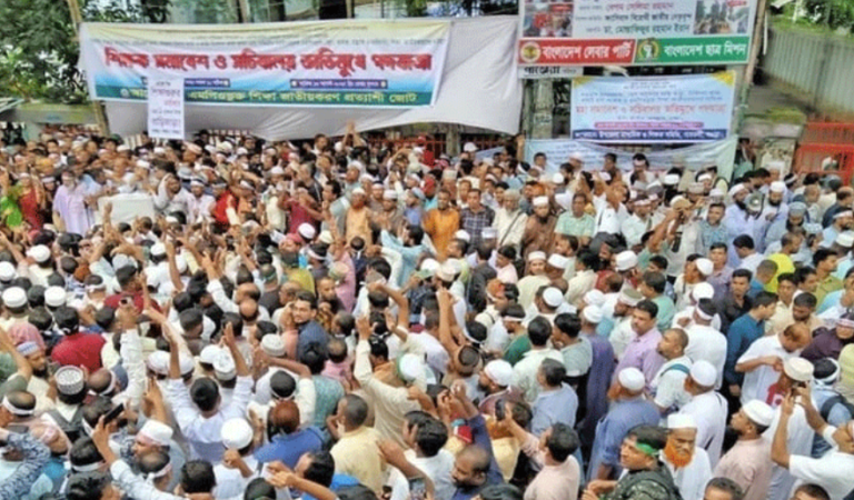 আজ থেকে শিক্ষকদের লাগাতার অবস্থান কর্মসূচি, আসতে পারে কর্মবিরতির ঘোষণা