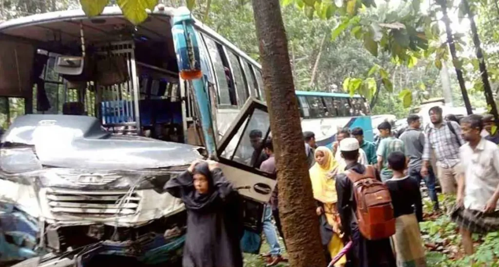 চকরিয়ায় বাস-মাইক্রোবাস সংঘর্ষে প্রাণ গেল ৫ জনের