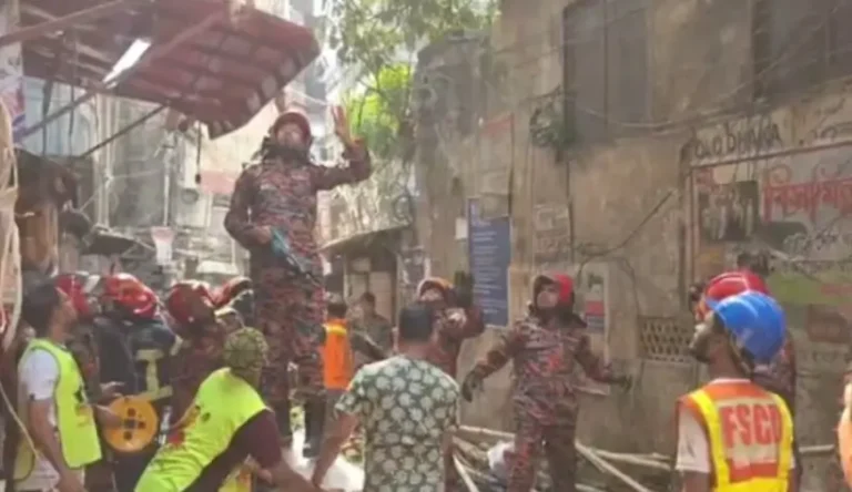 ভয়াবহ ভূমিকম্প: বংশালে ভবনের রেলিং ধসে প্রাণ গেল ৩ পথচারীর