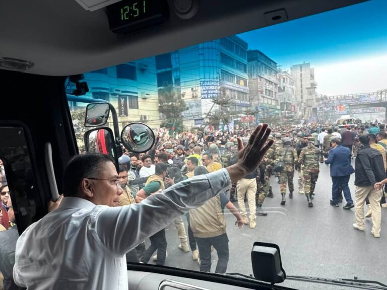 বুলেটপ্রুফ বাসে কড়া পাহারায় ৩০০ ফিটে তারেক রহমান, হাত নেড়ে অভিবাদন