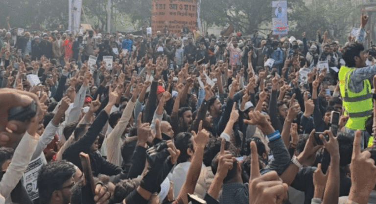 ‘আমরা সবাই হাদি হবো, যুগে যুগে লড়ে যাবো’ স্লোগানে উত্তাল শাহবাগ