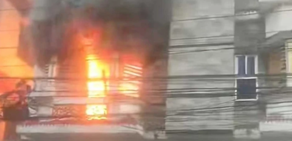 উত্তরায় বাসায় ভয়াবহ আগুনে প্রাণ গেল তিনজনের