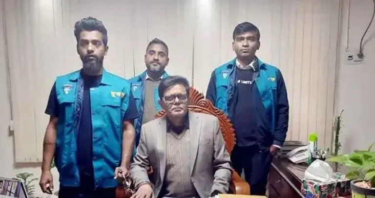 সোয়া লাখ টাকা ঘুষ নেওয়ার সময় হাতেনাতে ধরা জেলা প্রাথমিক শিক্ষা কর্মকর্তা