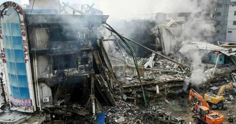পাকিস্তানের গুল প্লাজায় অগ্নিকাণ্ডে মৃত ৬১, এক দোকান থেকে মিলল ৩০ মরদেহ