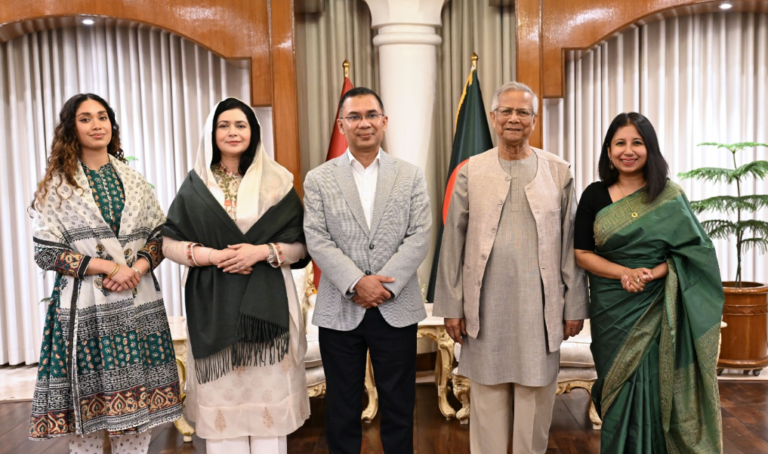 প্রধান উপদেষ্টার সঙ্গে সপরিবারে সাক্ষাৎ করলেন তারেক রহমান