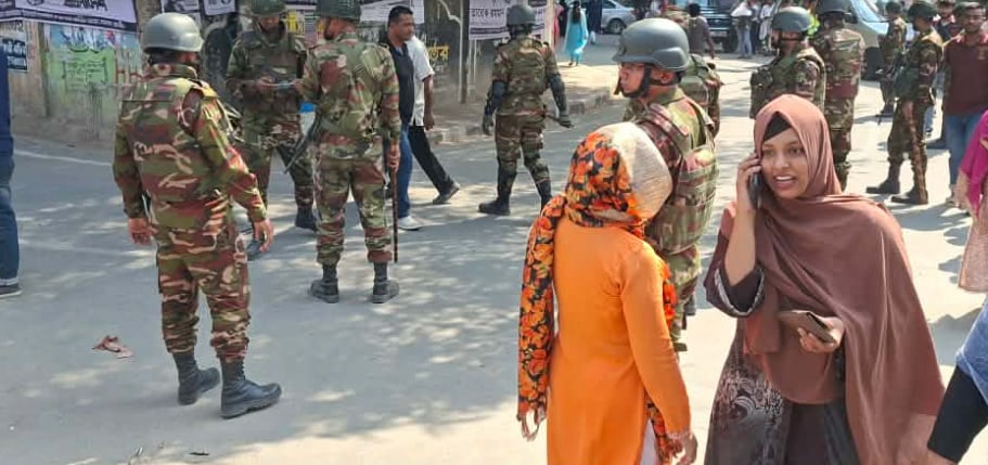 ঢাকা-১৭ আসনে এক কেন্দ্রে উত্তেজনা, নিয়ন্ত্রণে সেনাবাহিনী