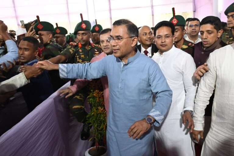 ধর্মীয় ভাবগাম্ভীর্য ও উৎসবের মধ্যদিয়ে পবিত্র ঈদুল ফিতর উদযাপিত