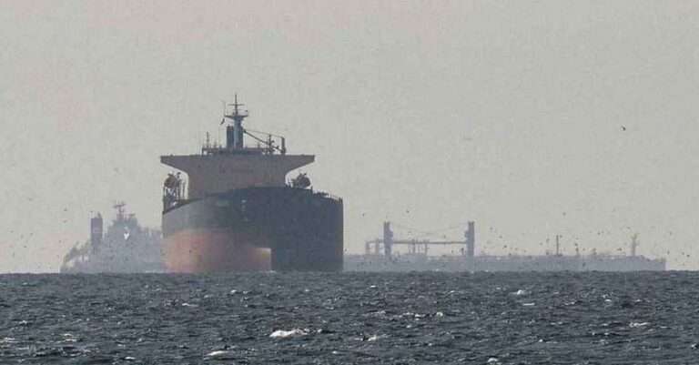 হরমুজ খুলতে নতুন আল্টিমেটাম ট্রাম্পের, ইরানের কড়া জবাব