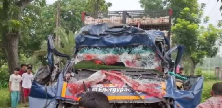 দাঁড়িয়ে থাকা ট্রাকের পেছনে পিকআপের ধাক্কা, নিহত ৪