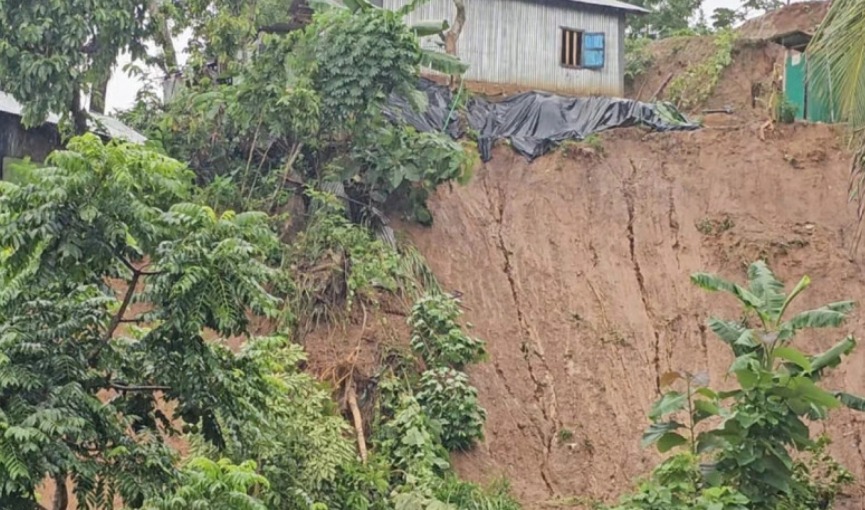 বান্দরবানে পাহাড়ধসে শিশুসহ ৫ জন নিহত