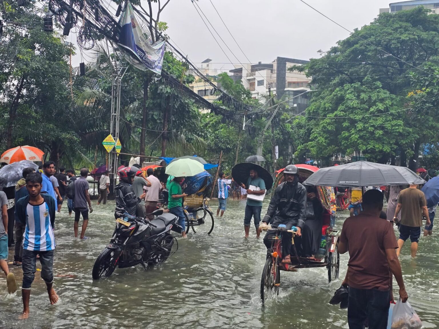 আজও ঢাকায় টানা বৃষ্টি, জলাবদ্ধতায় ভোগান্তি অব্যাহত