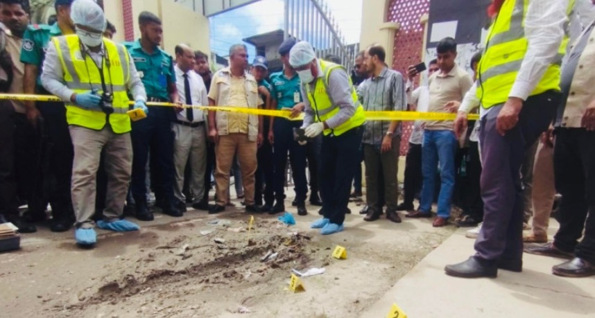 বরিশালে আদালতের সামনে বিকট শব্দে বোমা বিস্ফোরণ, আতঙ্ক