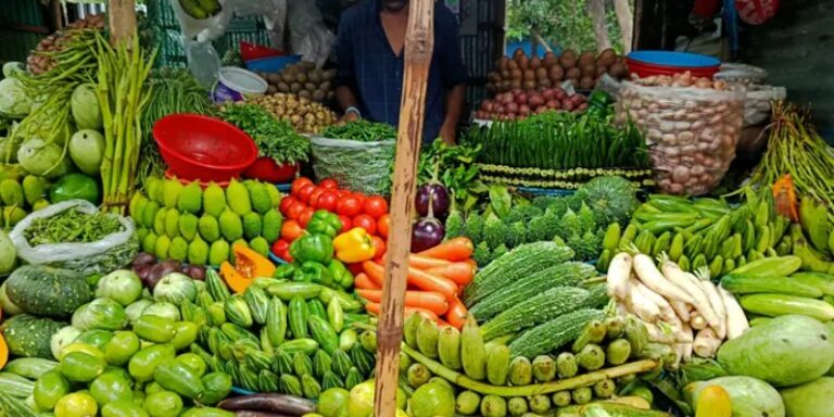 কাঁচাবাজারে অস্বাভাবিক হারে বেড়েছে সবজির দাম, চাপে নিম্ন ও মধ্যবিত্ত
