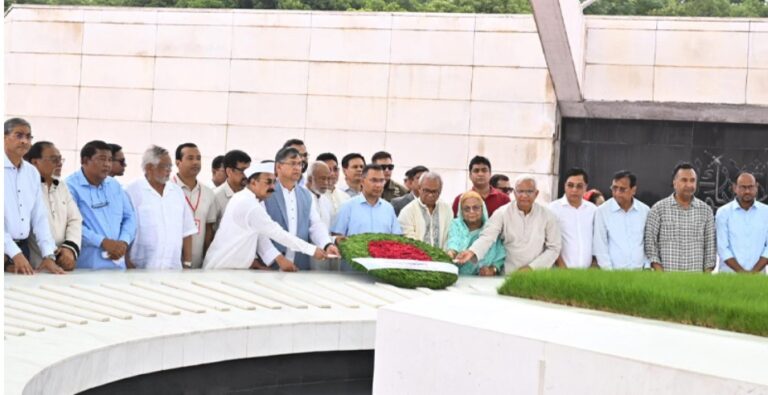 বিএনপির প্রতিষ্ঠাবার্ষিকী: জিয়াউর রহমানের সমাধিতে শ্রদ্ধা জানাতে নেতাকর্মীদের ঢল