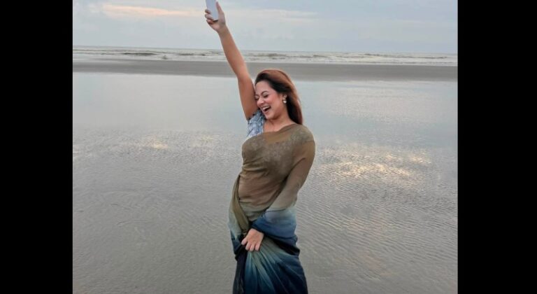 সমুদ্রপাড়ে দীঘির নতুন লুক, কক্সবাজারে কী করছেন?