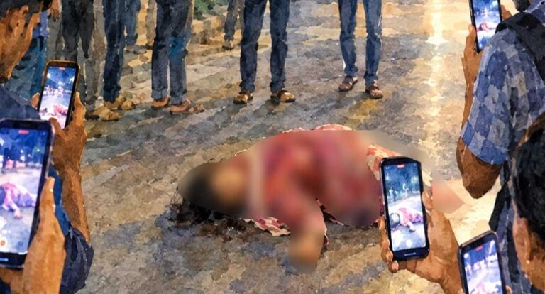 সাহায্য চাইছিল সড়কে পড়ে থাকা রক্তাক্ত নারী, ছবি তুলতে ব্যস্ত জনতা