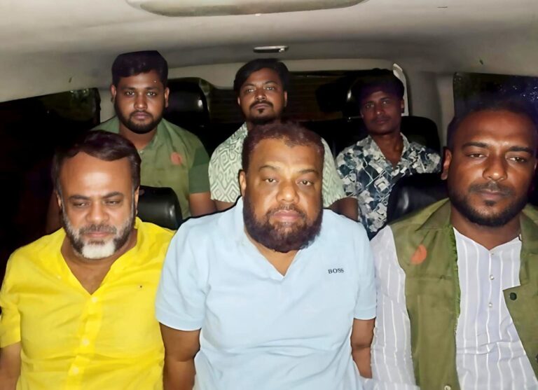 চকরিয়ায় আত্মগোপনে থাকা বগুড়া স্বেচ্ছাসেবক লীগ নেতা ভিপি শাহীন আটক