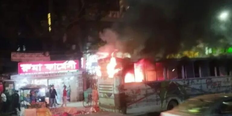 মিরপুরে চলন্ত বাসে হঠাৎ আগুন