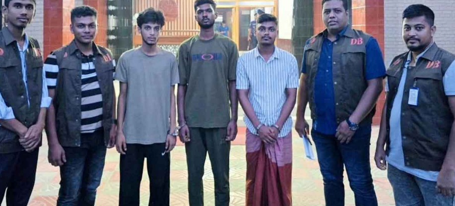 অনলাইনে পণ্য বিক্রির নামে প্রতারণা, ঝিনাইদহে গ্রেপ্তার ৩