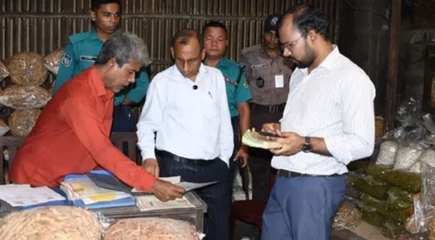 খাদ্যে পোড়া তেল ও ক্ষতিকর উপাদান, চট্টগ্রামে ৪ প্রতিষ্ঠানকে জরিমানা