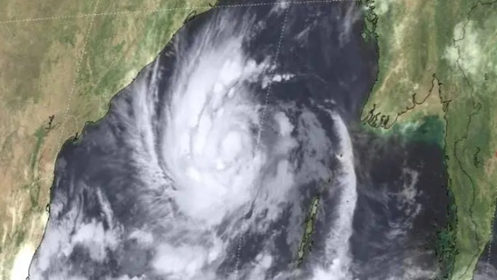 শক্তি বাড়াচ্ছে ঘূর্ণিঝড় অর্ণব, চার সমুদ্রবন্দরে ৩ নম্বর সতর্ক সংকেত