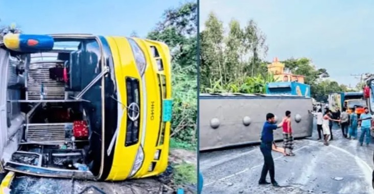 চট্টগ্রাম-কক্সবাজার মহাসড়কে সৌদিয়া পরিবহনের বাস উল্টে আহত ২০
