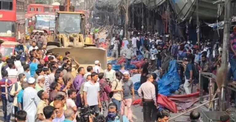 গুলিস্তানে ডিএসসিসির অভিযান, ফুটপাত থেকে শতাধিক দোকান উচ্ছেদ